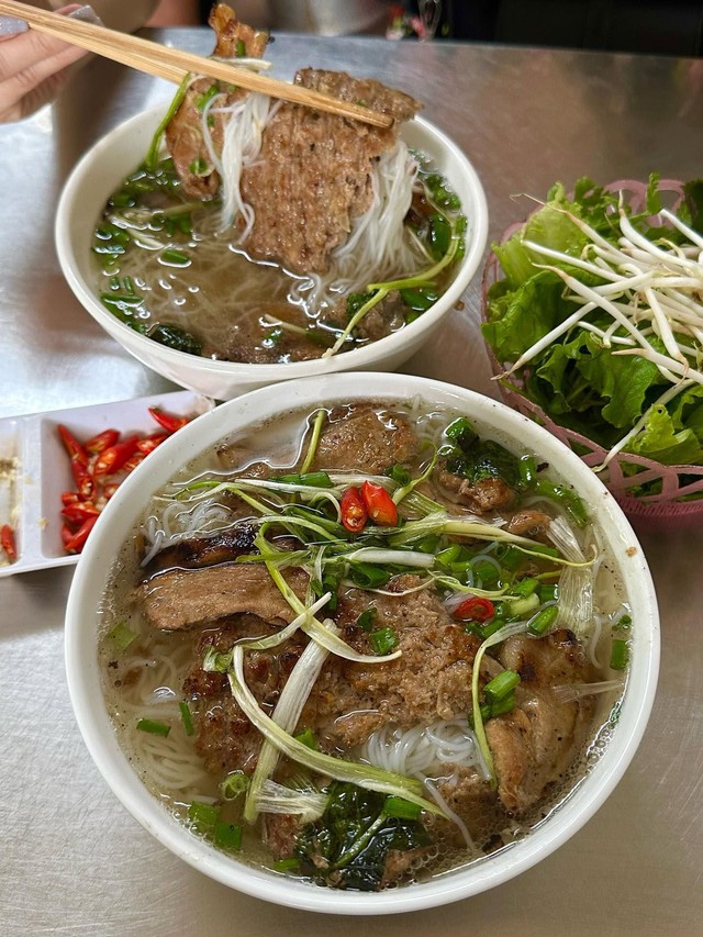 Qu&aacute;n b&uacute;n chả &ldquo;ngược lối&rdquo; ở H&agrave; Nội: Kh&ocirc;ng chấm m&agrave; chan, 3 năm liền được Michelin gọi t&ecirc;n- Ảnh 2.