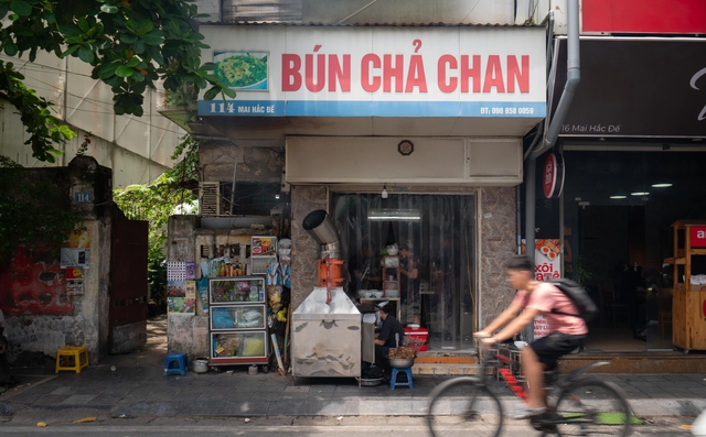Qu&aacute;n b&uacute;n chả &ldquo;ngược lối&rdquo; ở H&agrave; Nội: Kh&ocirc;ng chấm m&agrave; chan, 3 năm liền được Michelin gọi t&ecirc;n- Ảnh 1.