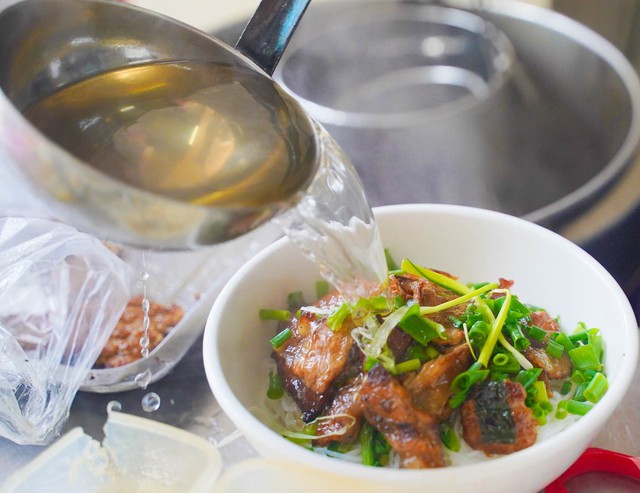 Qu&aacute;n b&uacute;n chả &ldquo;ngược lối&rdquo; ở H&agrave; Nội: Kh&ocirc;ng chấm m&agrave; chan, 3 năm liền được Michelin gọi t&ecirc;n- Ảnh 3.
