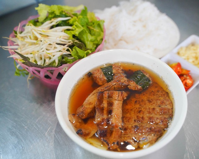 Qu&aacute;n b&uacute;n chả &ldquo;ngược lối&rdquo; ở H&agrave; Nội: Kh&ocirc;ng chấm m&agrave; chan, 3 năm liền được Michelin gọi t&ecirc;n- Ảnh 5.
