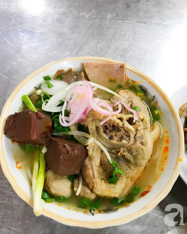 Mỳ Quảng giữa l&ograve;ng H&agrave; Nội: Hơn 20 năm giữ trọn hương vị miền Trung trong từng sợi m&igrave;- Ảnh 2.