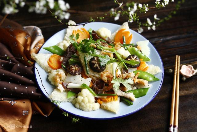 B&oacute;ng x&agrave;o ngũ sắc: Tinh hoa cỗ Tết H&agrave; th&agrave;nh lưu giữ hương vị đo&agrave;n vi&ecirc;n v&agrave; n&eacute;t thanh lịch ẩm thực Tr&agrave;ng An xưa- Ảnh 8.