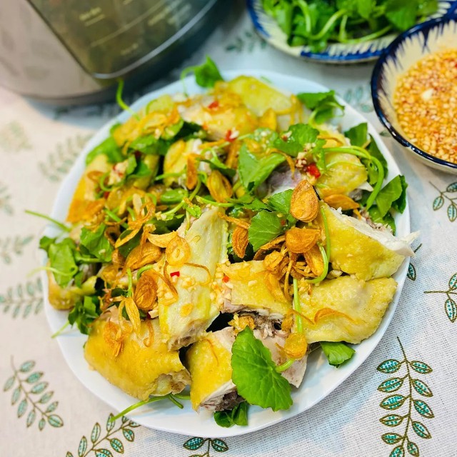 Nộm g&agrave; rau m&aacute;: M&oacute;n ngon thanh m&aacute;t "b&ugrave;ng vị" cho những ng&agrave;y h&egrave;, nghệ thuật c&acirc;n bằng hương vị trong gian bếp Việt- Ảnh 5.