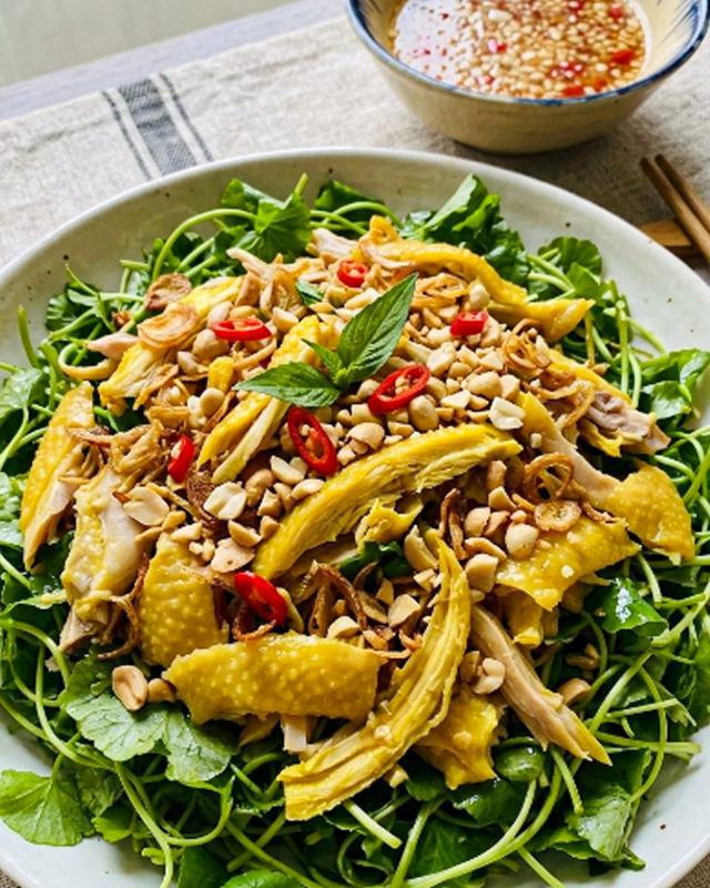 Nộm g&agrave; rau m&aacute;: M&oacute;n ngon thanh m&aacute;t "b&ugrave;ng vị" cho những ng&agrave;y h&egrave;, nghệ thuật c&acirc;n bằng hương vị trong gian bếp Việt- Ảnh 2.