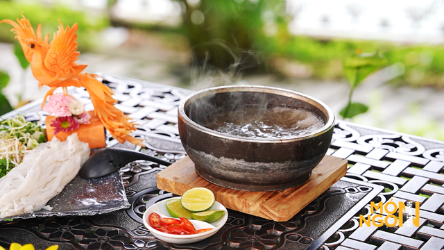 Phở b&ograve; b&aacute;t đ&aacute;: Giữ trọn hương vị truyền thống, mang đến trải nghiệm thực kh&aacute;ch tự ho&agrave;n thiện m&oacute;n ăn ngay tại b&agrave;n- Ảnh 5.