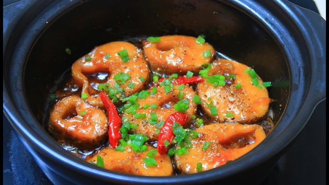C&aacute; quả kho tộ: M&oacute;n ngon d&acirc;n d&atilde; gợi nhớ bữa cơm nh&agrave;, đặc sắc nhờ c&aacute;ch chế biến ri&ecirc;ng v&agrave; c&acirc;n bằng gia vị- Ảnh 2.