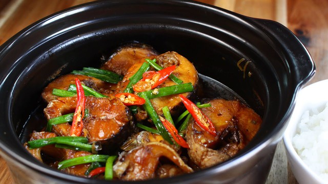 C&aacute; quả kho tộ: M&oacute;n ngon d&acirc;n d&atilde; gợi nhớ bữa cơm nh&agrave;, đặc sắc nhờ c&aacute;ch chế biến ri&ecirc;ng v&agrave; c&acirc;n bằng gia vị- Ảnh 1.