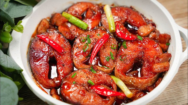 C&aacute; quả kho tộ: M&oacute;n ngon d&acirc;n d&atilde; gợi nhớ bữa cơm nh&agrave;, đặc sắc nhờ c&aacute;ch chế biến ri&ecirc;ng v&agrave; c&acirc;n bằng gia vị- Ảnh 5.