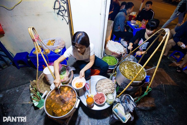 Phở b&ograve; b&aacute;t đ&aacute;: Giữ trọn hương vị truyền thống, mang đến trải nghiệm thực kh&aacute;ch tự ho&agrave;n thiện m&oacute;n ăn ngay tại b&agrave;n- Ảnh 1.