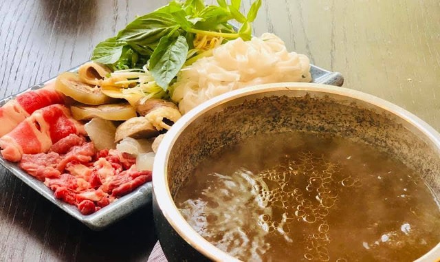 Phở b&ograve; b&aacute;t đ&aacute;: Giữ trọn hương vị truyền thống, mang đến trải nghiệm thực kh&aacute;ch tự ho&agrave;n thiện m&oacute;n ăn ngay tại b&agrave;n- Ảnh 11.