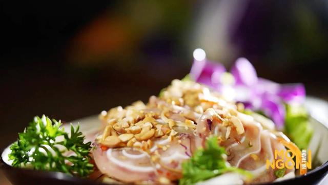 Nộm ng&oacute; sen tai lợn: M&oacute;n ngon d&acirc;n d&atilde; quyện nhiều lớp gi&ograve;n sần sật, lạ mắt với c&aacute;ch cuộn tr&ograve;n trước khi th&aacute;i- Ảnh 2.