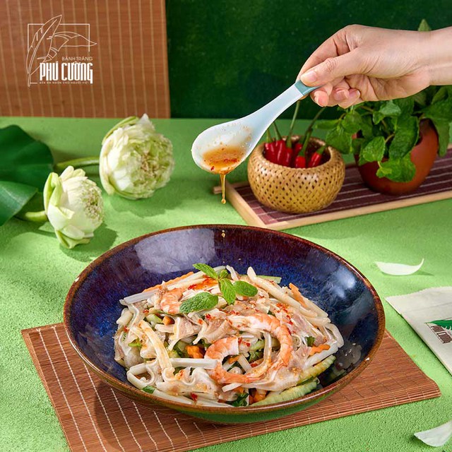 Nộm ng&oacute; sen tai lợn: M&oacute;n ngon d&acirc;n d&atilde; quyện nhiều lớp gi&ograve;n sần sật, lạ mắt với c&aacute;ch cuộn tr&ograve;n trước khi th&aacute;i- Ảnh 4.