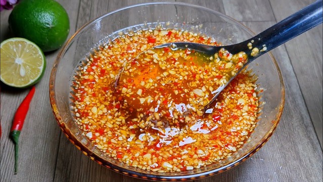 Nộm ng&oacute; sen tai lợn: M&oacute;n ngon d&acirc;n d&atilde; quyện nhiều lớp gi&ograve;n sần sật, lạ mắt với c&aacute;ch cuộn tr&ograve;n trước khi th&aacute;i- Ảnh 3.