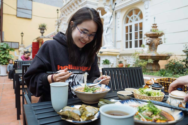 Quán bún bò Huế trong biệt thự cổ 500 m² ở Hà Nội, chỉ bán hai ngày mỗi tuần - Ảnh 2. Quán bún bò Huế trong biệt thự cổ 500 m² ở Hà Nội, chỉ bán hai ngày mỗi tuần - Ảnh 2.