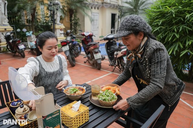 Quán bún bò Huế trong biệt thự cổ 500 m² ở Hà Nội, chỉ bán hai ngày mỗi tuần - Ảnh 3. Quán bún bò Huế trong biệt thự cổ 500 m² ở Hà Nội, chỉ bán hai ngày mỗi tuần - Ảnh 3.