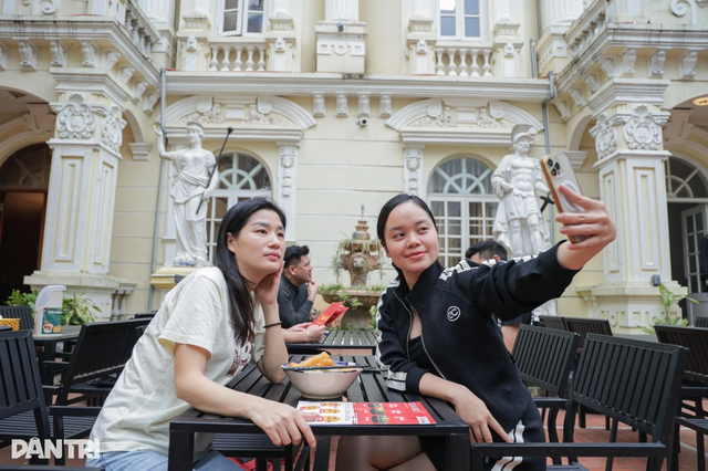 Quán bún bò Huế trong biệt thự cổ 500 m² ở Hà Nội, chỉ bán hai ngày mỗi tuần - Ảnh 1. Quán bún bò Huế trong biệt thự cổ 500 m² ở Hà Nội, chỉ bán hai ngày mỗi tuần - Ảnh 1.