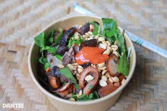 Qu&aacute;n nộm 36 năm ở H&agrave; Nội: Miếng b&ograve; kh&ocirc; cứng như gỗ lim, kh&aacute;ch vẫn m&ecirc; mẩn chờ h&agrave;ng d&agrave;i mỗi chiều- Ảnh 4.