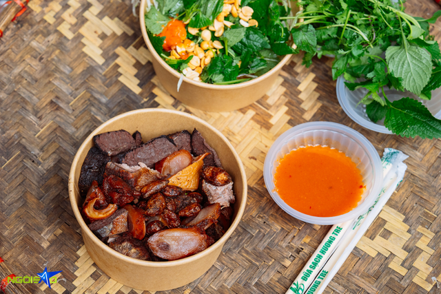 Qu&aacute;n nộm 36 năm ở H&agrave; Nội: Miếng b&ograve; kh&ocirc; cứng như gỗ lim, kh&aacute;ch vẫn m&ecirc; mẩn chờ h&agrave;ng d&agrave;i mỗi chiều- Ảnh 1.
