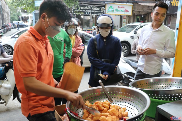 Quẩy đ&ugrave;i g&agrave; phố cổ - thức qu&agrave; tuổi thơ của bao thế hệ người H&agrave; Nội - Ảnh 1.