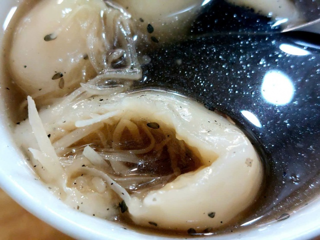 B&aacute;nh tr&ocirc;i t&agrave;u - thức qu&agrave; n&oacute;ng hổi n&iacute;u ch&acirc;n người H&agrave; Nội mỗi khi trở gi&oacute; - Ảnh 4.