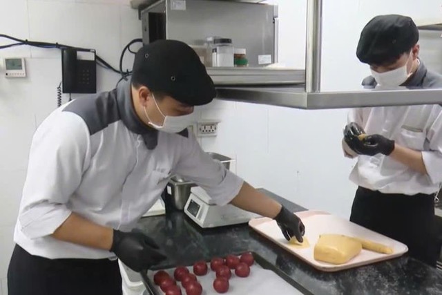Siết quản l&yacute; an to&agrave;n thực phẩm b&aacute;nh Trung thu cao cấp- Ảnh 2.