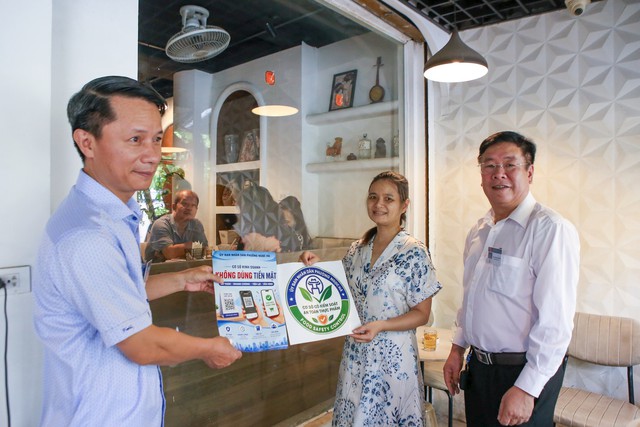 Phường Ngọc H&agrave; ra mắt m&ocirc; h&igrave;nh "tuyến phố bảo đảm an to&agrave;n thực phẩm" gắn với "thanh to&aacute;n kh&ocirc;ng tiền mặt"- Ảnh 4.