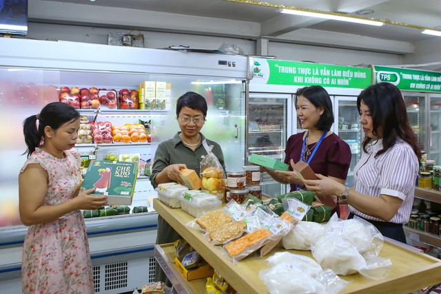 Phường Ngọc H&agrave; ra mắt m&ocirc; h&igrave;nh "tuyến phố bảo đảm an to&agrave;n thực phẩm" gắn với "thanh to&aacute;n kh&ocirc;ng tiền mặt"- Ảnh 1.