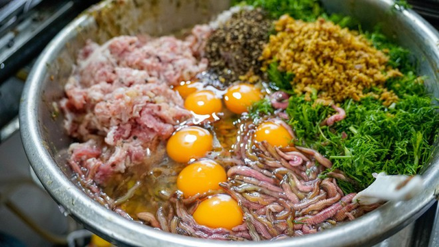 Hàng chả rươi hơn 30 năm tuổi ở phố Hàng Chiếu, giữ vị đặc trưng của mùa thu Hà Nội- Ảnh 4. Hàng chả rươi hơn 30 năm tuổi ở phố Hàng Chiếu, giữ vị đặc trưng của mùa thu Hà Nội- Ảnh 4.