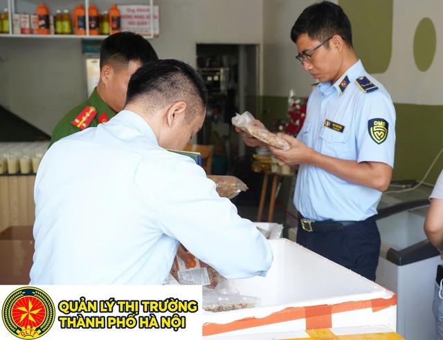 Tạm giữ 240 kg nguy&ecirc;n liệu l&agrave;m b&aacute;nh Trung thu kh&ocirc;ng r&otilde; nguồn gốc, qu&aacute; hạn sử dụng tại phường Chương Mỹ- Ảnh 1.