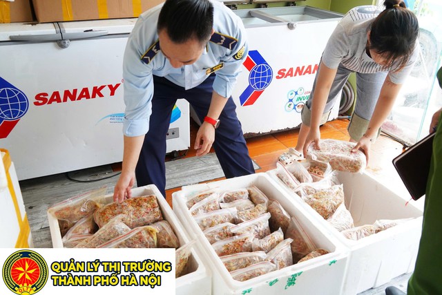 Tạm giữ 240 kg nguy&ecirc;n liệu l&agrave;m b&aacute;nh Trung thu kh&ocirc;ng r&otilde; nguồn gốc, qu&aacute; hạn sử dụng tại phường Chương Mỹ- Ảnh 3.