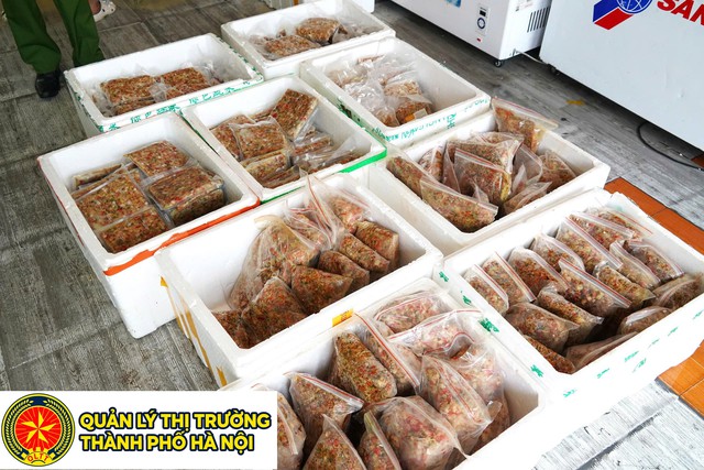 Tạm giữ 240 kg nguy&ecirc;n liệu l&agrave;m b&aacute;nh Trung thu kh&ocirc;ng r&otilde; nguồn gốc, qu&aacute; hạn sử dụng tại phường Chương Mỹ- Ảnh 2.
