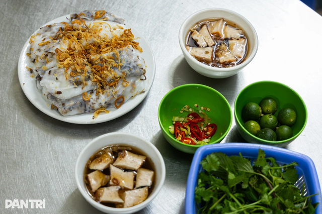 Qu&aacute;n b&aacute;nh cuốn 15.000 đồng hơn 70 năm tuổi của vợ chồng trong ng&otilde; Thụy Khu&ecirc; - Ảnh 2.