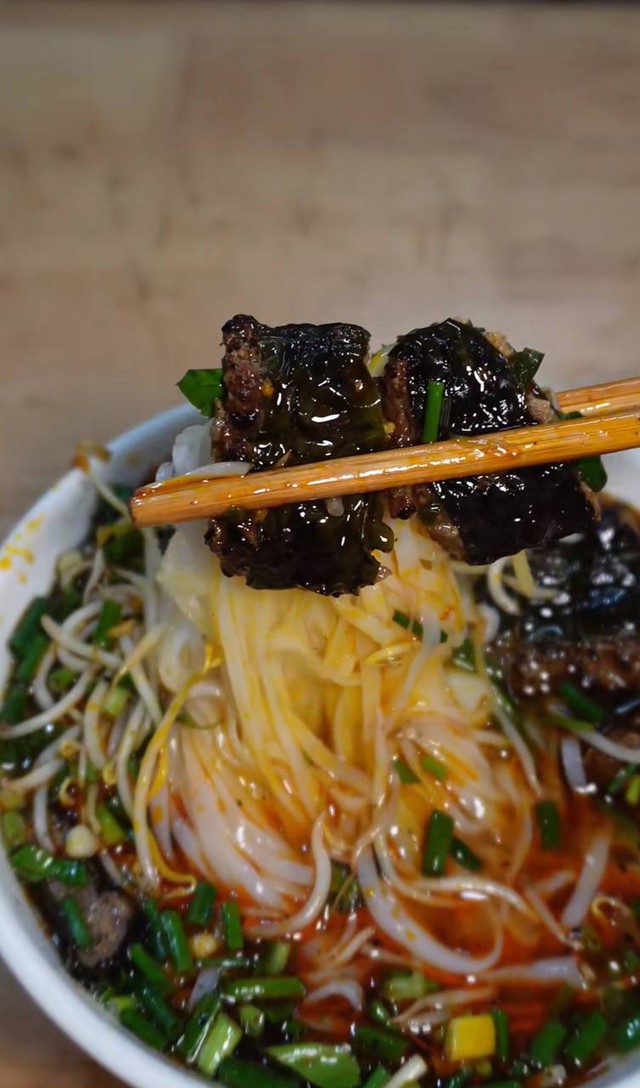 Phở chả chan H&agrave; Nội: Hương vị lạ từ miếng chả nướng l&aacute; xương s&ocirc;ng - Ảnh 2.