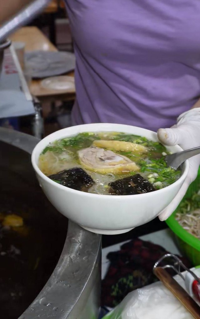 Phở chả chan H&agrave; Nội: Hương vị lạ từ miếng chả nướng l&aacute; xương s&ocirc;ng - Ảnh 3.