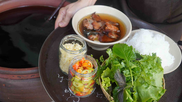  B&uacute;n chả que tre giữa phố cổ H&agrave; Nội: Hương vị xưa n&iacute;u ch&acirc;n thực kh&aacute;ch - Ảnh 4.