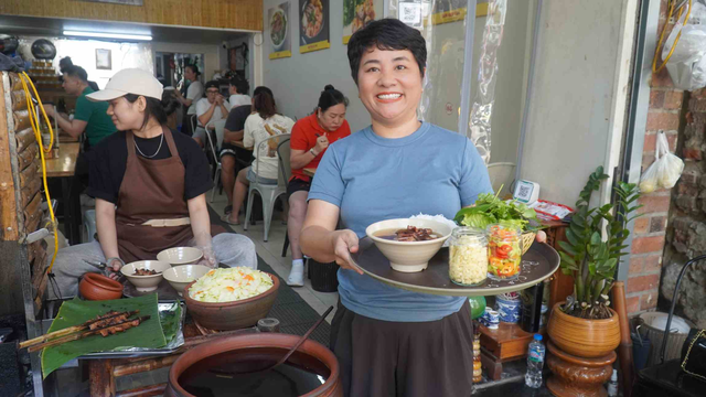  B&uacute;n chả que tre giữa phố cổ H&agrave; Nội: Hương vị xưa n&iacute;u ch&acirc;n thực kh&aacute;ch - Ảnh 1.