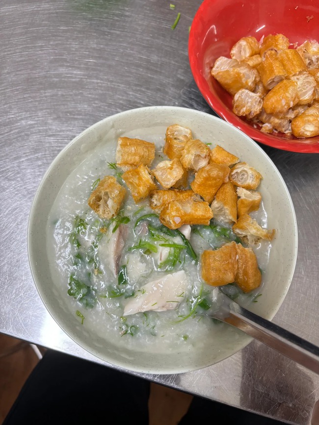 Ch&aacute;o c&aacute; H&agrave;ng B&ocirc;ng: "Vị xưa" trong ng&otilde; nhỏ hơn 30 năm thức c&ugrave;ng đ&ecirc;m H&agrave; Nội- Ảnh 4.