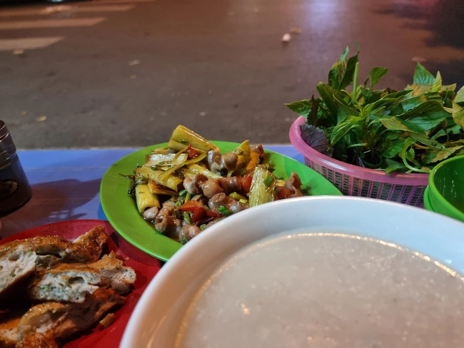 Ch&aacute;o c&aacute; H&agrave;ng B&ocirc;ng: "Vị xưa" trong ng&otilde; nhỏ hơn 30 năm thức c&ugrave;ng đ&ecirc;m H&agrave; Nội- Ảnh 6.