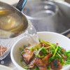 Quán bún chả “ngược lối” ở Hà Nội: Không chấm mà chan, 3 năm liền được Michelin gọi tên