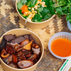 Quán nộm 36 năm ở Hà Nội: Miếng bò khô cứng như gỗ lim, khách vẫn mê mẩn chờ hàng dài mỗi chiều