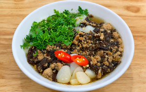 Quán bánh đúc nóng gần 30 năm trên phố Hai Bà Trưng, mỗi ngày bán hàng trăm bát, giá chỉ 20.000 đồng