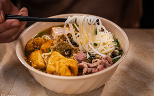 Quán bún riêu “quý tộc” giữa lòng Hà Nội: Từ gánh vỉa hè đến không gian đầy đồ cổ độc đáo