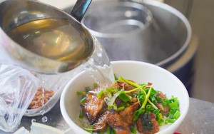 Quán bún chả “ngược lối” ở Hà Nội: Không chấm mà chan, 3 năm liền được Michelin gọi tên
