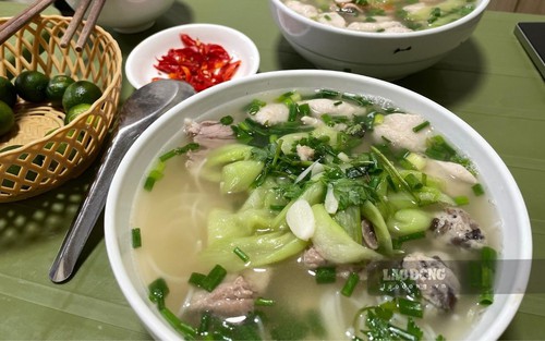Phố cổ Hà Nội có một quán bún mọc nằm khuất trong ngõ, nhỏ nhưng chẳng thiếu khách quen