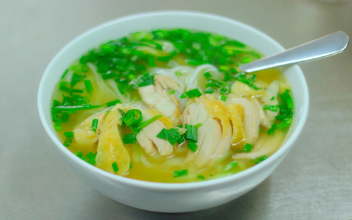 Quán phở gà nổi tiếng phố cổ Hà Nội: Từ vài chiếc ghế nhựa đến địa chỉ hút khách quốc tế