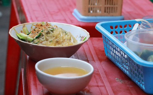 Giải mã sức hút quán bún cá vỉa hè "không tên" nhưng lúc nào cũng đông khách giữa ngõ Tràng Tiền