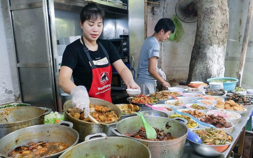 Nghịch lý cơm Vinh Thu: Quán vỉa hè, giá nhà hàng - vì sao vẫn đông khách suốt 30 năm?