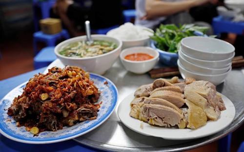 Quán ngan cháy tỏi cực đông khách nằm ở phố cổ, địa chỉ quen thuộc của người nổi tiếng và thực khách sành ăn