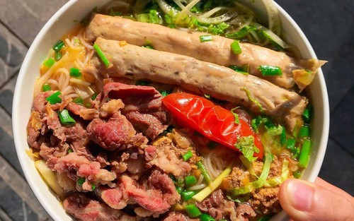 Quán bún riêu ốc hơn 40 năm tuổi đời,“đắt xắt ra miếng”, luôn kín chỗ nhờ hương vị truyền thống khó thay thế