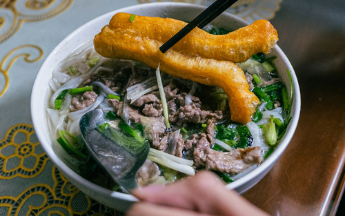 Đến phường Bạch Mai ăn bát phở 25 nghìn: Hơn 20 năm vẫn đông khách, mỗi sáng bán hàng trăm bát